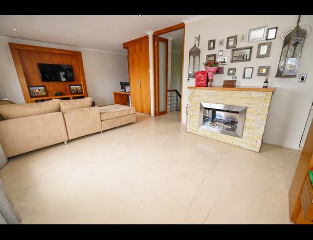 5 BEDROOM HOUSE FOR SALE IN VIERLANDEN
